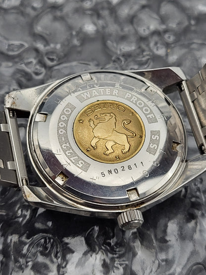 Grand Seiko - Ref. 5722-9991 - Lion Emblem - Date - 1967 Gravure - Red Robin Watches